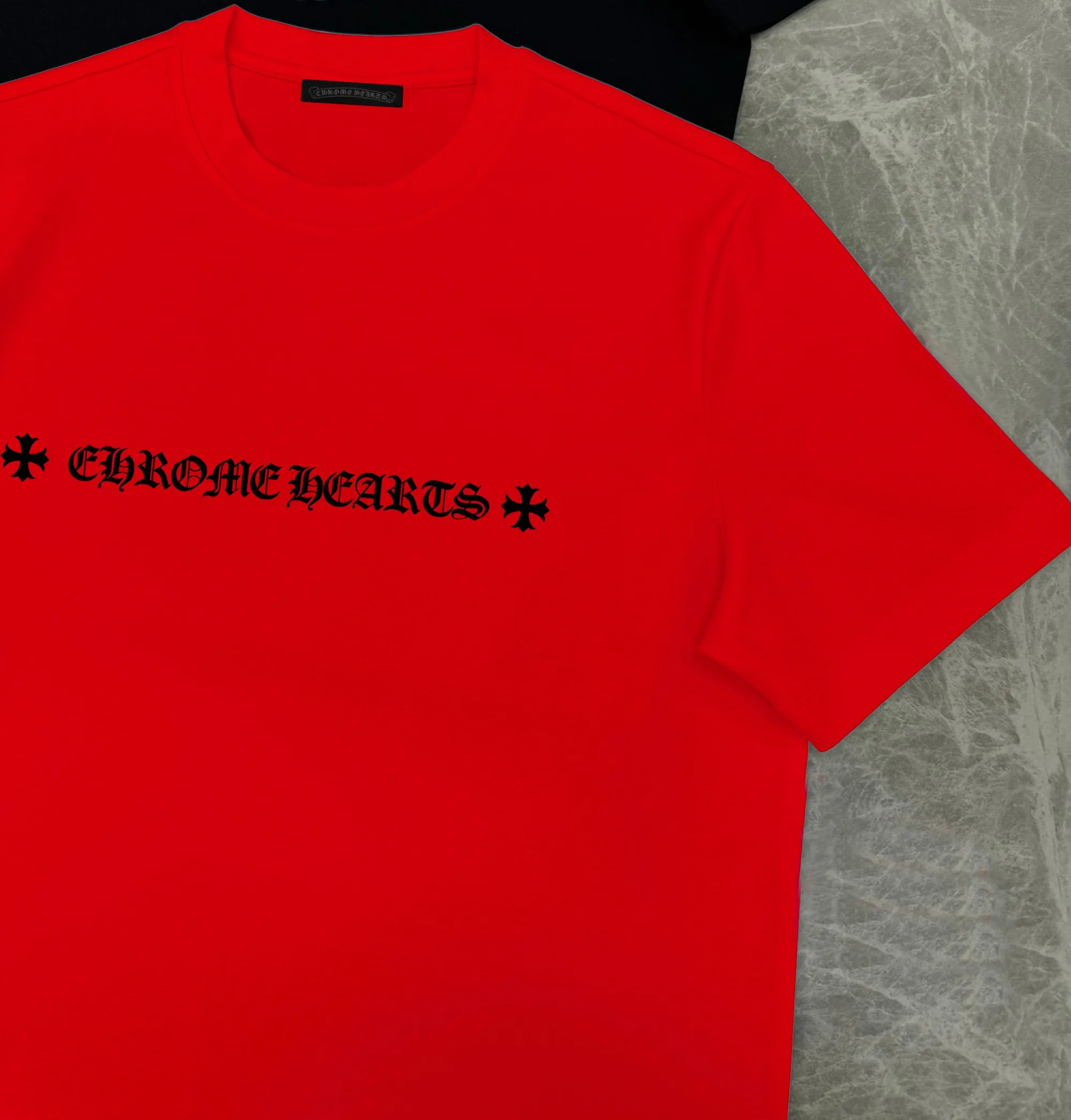 🅿️190 Croix Heart🔥🔥4050 new spring and summer fashionable round neck short sleeves👍high-end customized versatile style! It is more practical and can be easily controlled by anyone 🔥Made from 95% cotton + 5% Tencel 🔥fabric, it feels very nice, does not cause pilling, and does not deform. It is luxurious and classic 🐮logo design, very classy 👍A must buy for those who know the goods! The cut is a loose fit, suitable for both men and women! It shows your aura and also highlights your sophistication. This is its uniqueness. The effect on the upper body is very good. Size: S-XXL ⚠️Reference (model trying on, height 173cm, weight 145kg, wearing size L), can wear up to 200kg.